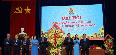 Đồng chí Huỳnh Thanh Xuân - Phó Chủ tịch Tổng Liên đoàn Lao động Việt Nam tặng hoa chúc mừng Đại hội